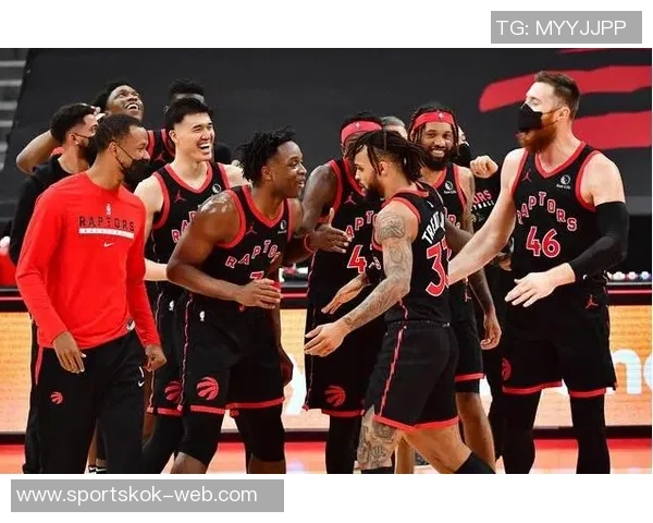 特伦特上篮受伤左小腿被搀扶回更衣室球迷心痛不已